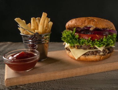 Burger patates ile. Ahşap bir arka plan üzerinde hizmet