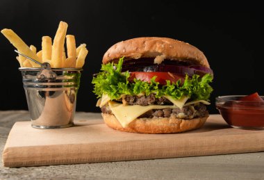 Burger patates ile. Ahşap bir arka plan üzerinde hizmet
