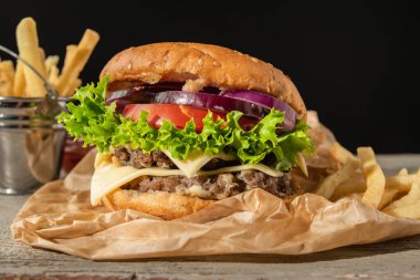 Burger patates ile. Ahşap bir arka plan üzerinde hizmet