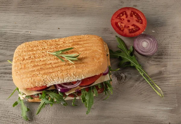 Sandwich Met Salami Rucola Afgeleverd Een Houten Achtergrond Stockfoto