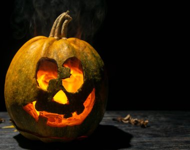 bir Halloween balkabağı. karanlık bir arka plan üzerinde ateş