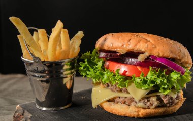 Burger patates kova ile. koyu ahşap arka plan üzerinde hizmet veren