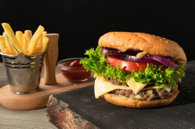 Burger patates kova ile. koyu ahşap arka plan üzerinde hizmet veren