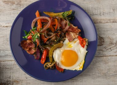 Bir tabak ve sebze pişmiş yumurta