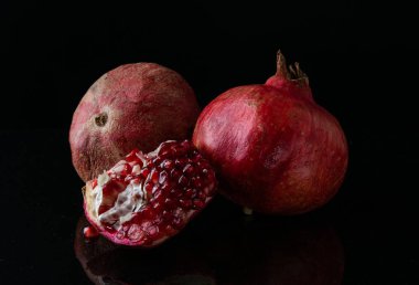 Natürmort el bombası meyve. Siyah bir arka plan üzerinde besleme. Çeşitli içerik seçeneklerini