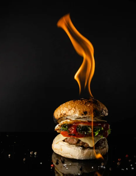 Burgerblick Mit Feuer Auf Schwarzem Hintergrund Verschiedene Futtermöglichkeiten — Stockfoto