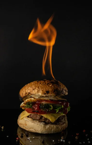 Προβολή Burger Φωτιά Τρέφονται Ένα Μαύρο Φόντο Διάφορες Επιλογές Τροφών — Φωτογραφία Αρχείου