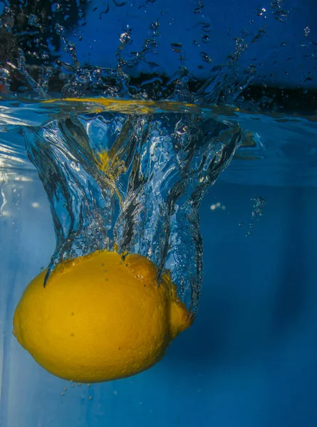 Лимонно Помаранчеві Бризки Лимон Апельсин Падають Воду Утворюють Бризки — стокове фото
