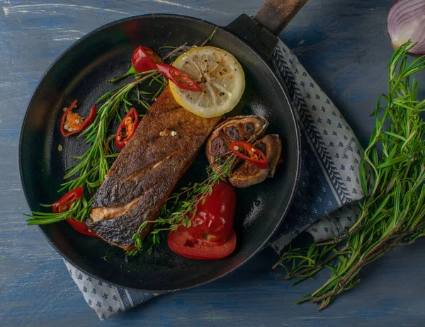 Salmão Frito Com Temperos Com Alecrim Limão Pimenta Vermelha — Fotografia de Stock