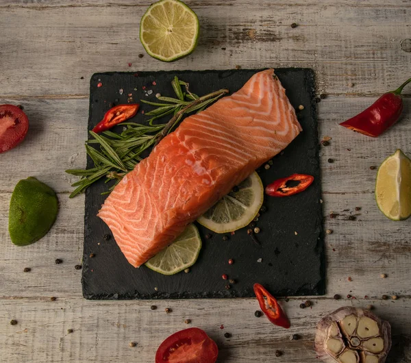 Verse Zalm Een Zwarte Stenen Plaat Stockfoto