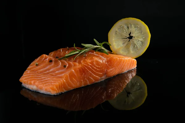 Zalm Vers Een Zwarte Glanzende Achtergrond Stockafbeelding