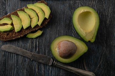 Kumaş üzerinde siyah bir arka plan fotoğraf avokado farklı pozisyonlar