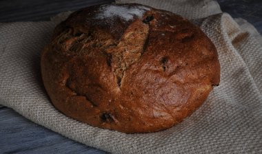 Natürmort ekmek, tahıl, süt konusunda.