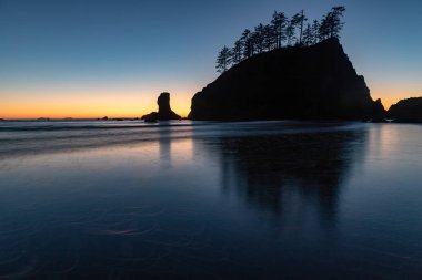 Bu bir deniz yığını ve La Push, Washington ikinci Plajı'nda bulunan yansımasıdır