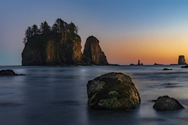 La Push deniz yığında. Second Beach La Push, Washington yakınlarında ateş.