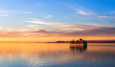 Günbatımına doğru yol alıyoruz. Alaska 'ya giden bir yolcu gemisindeyken gün batımında diğer yolcu gemisini kovalıyorduk. İnanılmaz renkler beni bu görüntüyü almaya itti..
