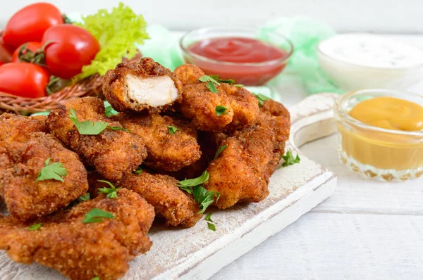 Nuggets Pollo Trozos Carne Crujiente Frita Sobre Papel Con Diferentes —  Fotos de Stock