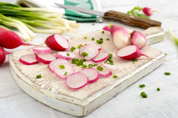 Scheiben Geschnittene Frische Rote Radieschen Und Grüne Junge Zwiebeln Auf — Stockfoto