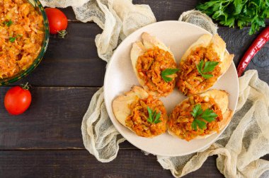 Kabak Koyu ahşap bir masa üzerinde bir gevrek baget üzerinde havyar. Sandviç haşlanmış sebzeler. Vejetaryen meze.