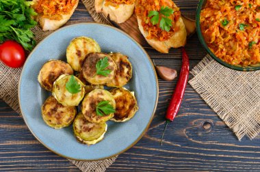 Genç kabak yemekleri. Fried parçaları mayonezli, havyar ahşap bir masaya kabak. Yaz Sebze yemek listesi. Üstten görünüm.