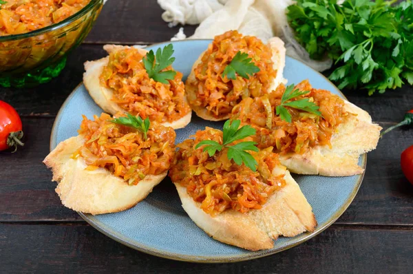 Caviar Squash Uma Baguete Crocante Uma Mesa Madeira Escura Sanduíches — Fotografia de Stock