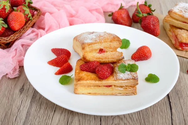 배경에 접시에 달콤한 페이스 디저트 딸기와 가루와 — 스톡 사진