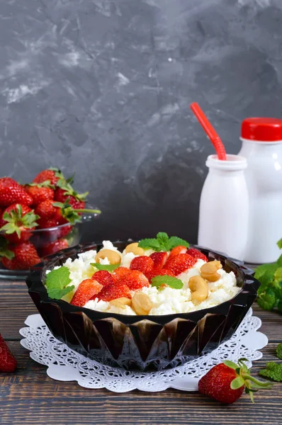 Eine Schüssel Frischen Hausgemachten Quark Mit Erdbeeren Minze Und Nüssen — Stockfoto