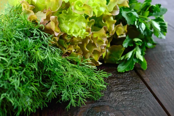 Daun Selada Dill Peterseli Dengan Latar Belakang Gelap Kayu Makanan — Stok Foto