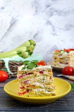 Lezzetli pasta kabak, domates ve peynir ahşap bir masa üzerinde bir parça. Sebze kek.