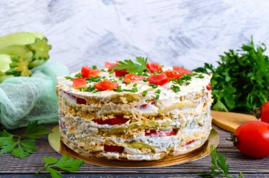 Lezzetli bir pasta kabak, domates ve peynir ahşap bir masa üzerinde. Sebze kek.