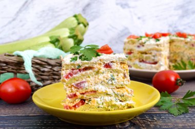 Lezzetli pasta kabak, domates ve peynir ahşap bir masa üzerinde bir parça. Sebze kek.