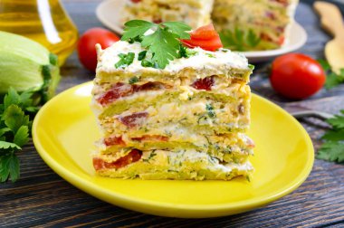 Lezzetli pasta kabak, domates ve peynir ahşap bir masa üzerinde bir parça. Sebze kek.