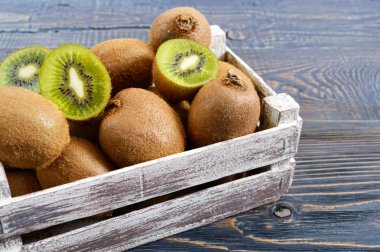 Taze olgun kivi masada mezarda. Tropikal meyve. Sağlıklı gıda.