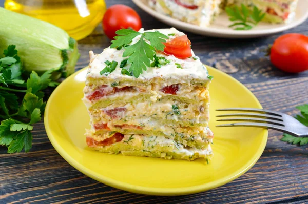 Lezzetli pasta kabak, domates ve peynir ahşap bir masa üzerinde bir parça. Sebze kek.