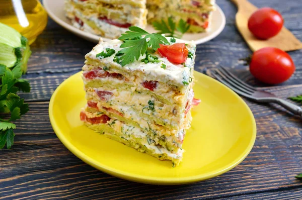 Morceau Délicieux Gâteau Courgettes Tomates Fromage Sur Une Table Bois — Photo