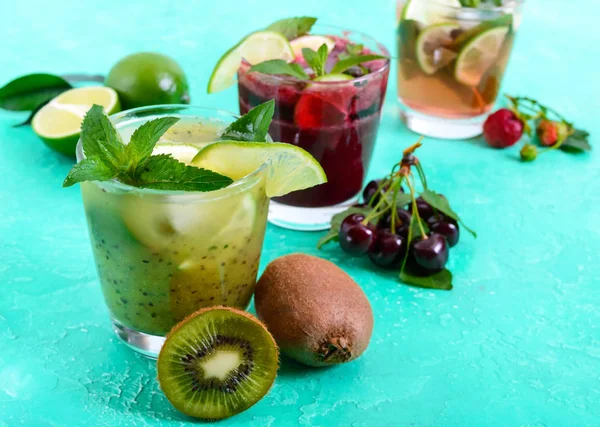 Summer Cold Drinks Fresh Fruits Berries Mint Strawberry Mojito Cherry — Stock Photo, Image