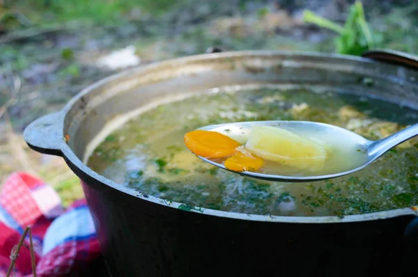 Sopa Pescado Hierve Caldero Hoguera Naturaleza Sopa Una Olla Fuego — Foto de Stock