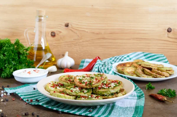 Los Círculos Fritos Del Calabacín Joven Con Ajo Pimiento Rojo — Foto de Stock