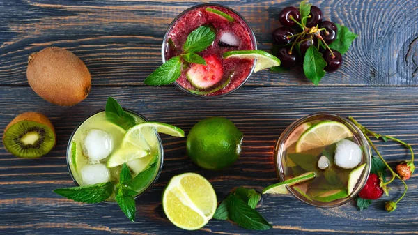 Bebidas Frias Verão Com Frutas Frescas Bagas Hortelã Mojito Morango — Fotografia de Stock