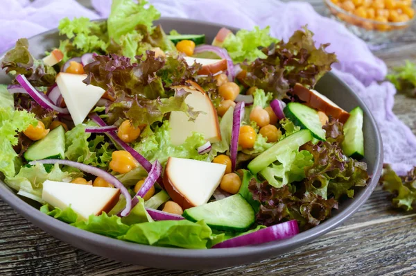 Baharatlı Sağlıklı Salata Taze Yeşillik Kırmızı Soğan Nohut Füme Peynir — Stok fotoğraf