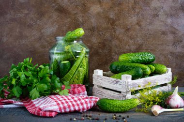 Turşu. Bir kavanoz, bir ahşap kutu, baharatlar, otlar bir tablo taze hasat lezzetli salatalık turşusu. Salatalık turşu için hazırlanması.