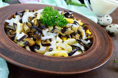 Baharatlı salata patlıcan, haşlanmış yumurta, bir kase içinde Marine edilmiş soğan.