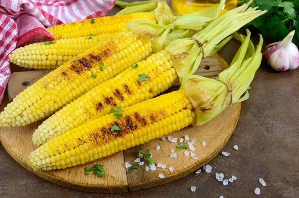 Frisch Gegrillter Mais Mit Butter Meersalz Und Koriander Auf Einem — Stockfoto