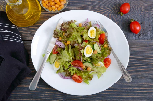 Leichter Sommersalat Mit Frischem Gemüse Gemüse Wachteleiern Und Kichererbsen Vegetarisches — Stockfoto