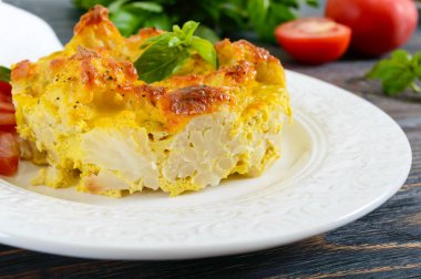 Karnabahar koyu ahşap arka plan üzerinde bir tabakta gelen lezzetli yararlı güveç. Vejetaryen menü. Doğru beslenme.