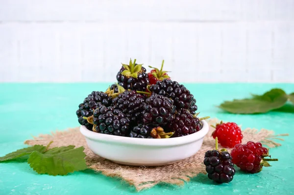 Delicious Ripe Blackberries Ceramic Bowl Bright Background — Stock Photo, Image