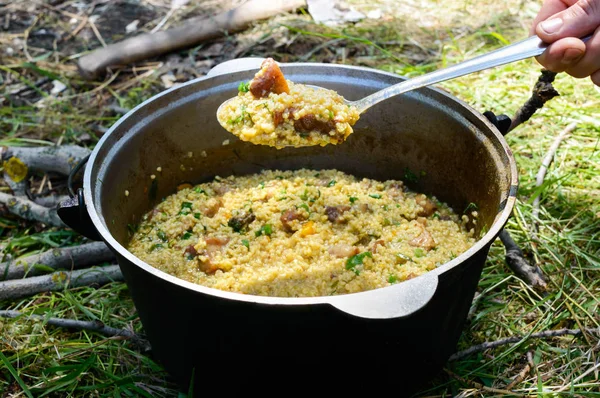 Deliciosa Papilla Cous Cous Con Carne Verduras Hierbas Frescas Una — Foto de Stock