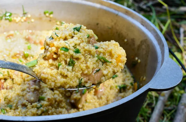 Deliciosa Papilla Cous Cous Con Carne Verduras Hierbas Frescas Una — Foto de Stock