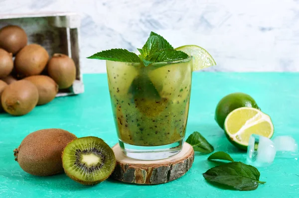 Kivi, nane, limon, parlak bir arka plan üzerine bir bardak soda ile vitamin içeceği. Yaz serinletici içecek.
