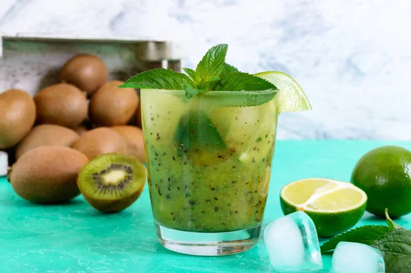 Kivi, nane, limon, parlak bir arka plan üzerine bir bardak soda ile vitamin içeceği. Yaz serinletici içecek.